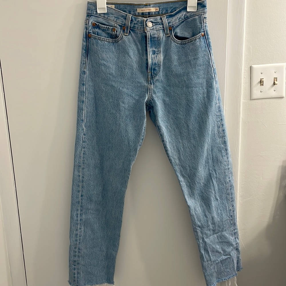 Levi's Wedgie Straight light wash jeans, size 26